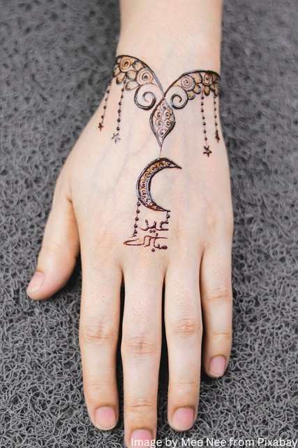 In मेहंदी डिजाइन फोटो consist of beautiful moon design of henna.