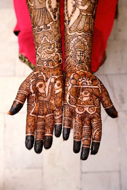 मेहंदी डिजाइन फोटो a girl with her mehndi design looking so good on her hand.