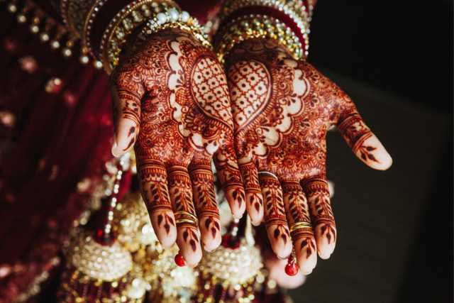 A lady on her wedding show her beautiful hand with mehndi design. new मेहंदी डिजाइन फोटो